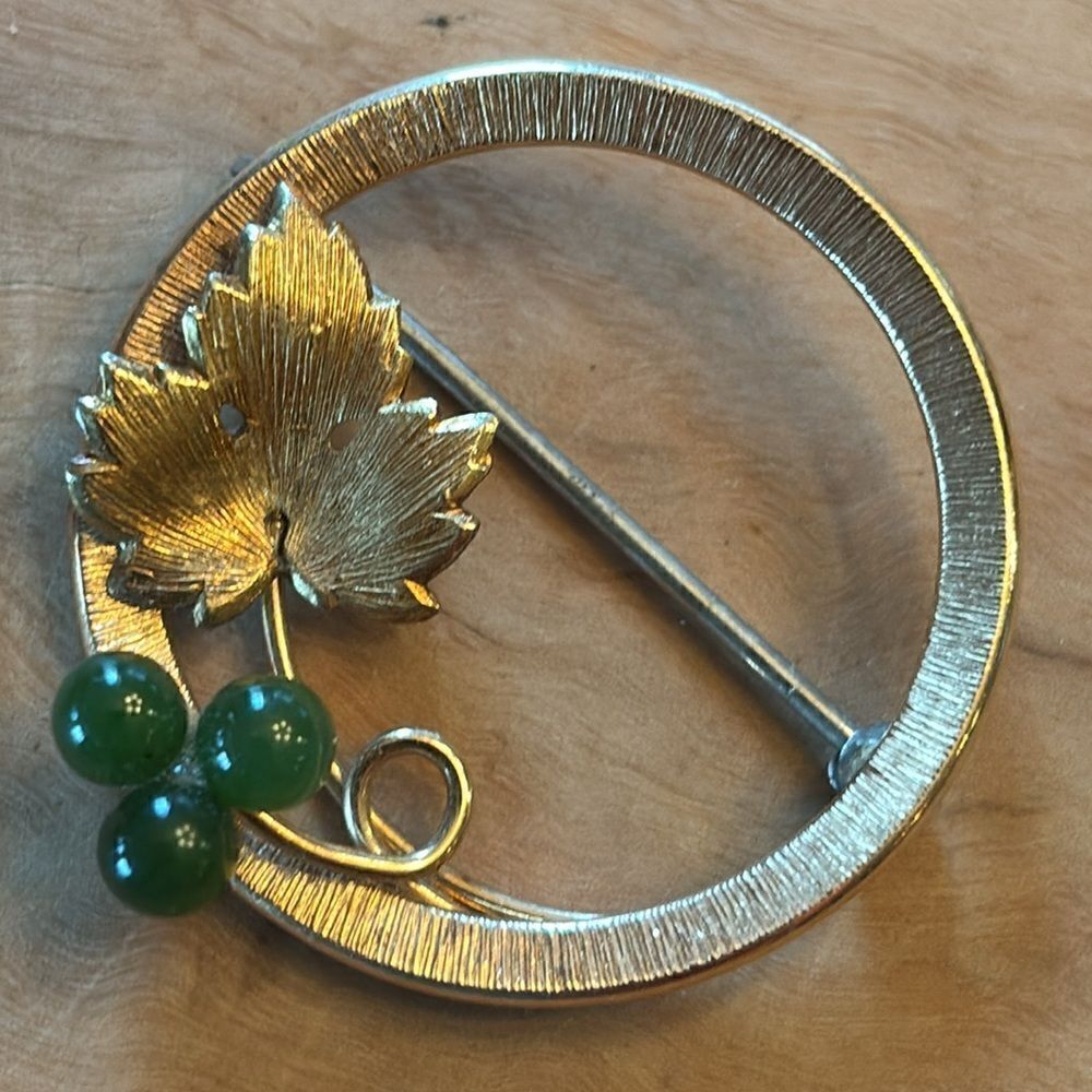 Vintage Krementz 14K Gold Filled and Jade Grapes Circle Brooch